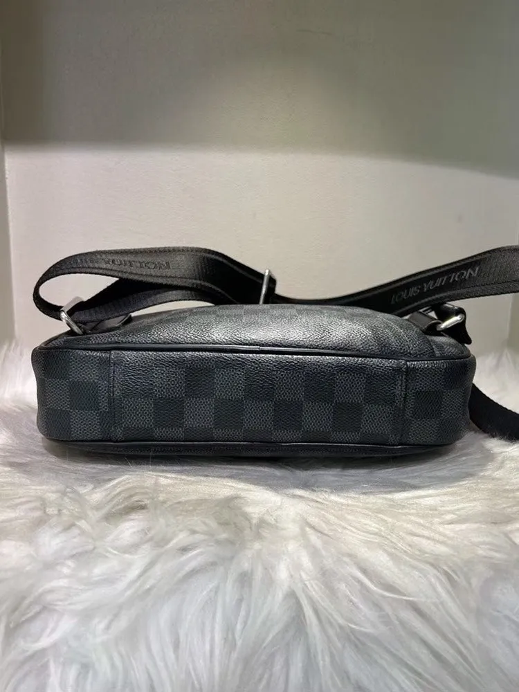 Louis Black Stylish design Bag Vuitton Damier Graphite in Buy-one-get-one Pre-loved Canvas Messenger