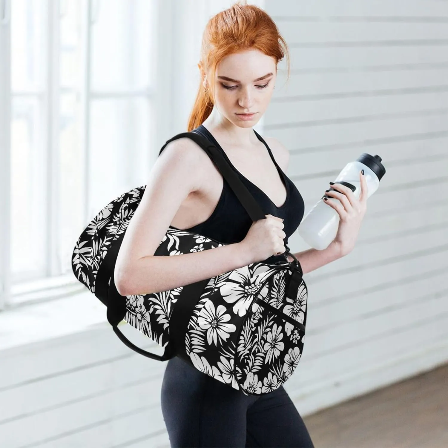 MNSRUU Sports Duffel Bags, Black and White Flower Athletic Gym Bag Overnight Workout Travel Tote Luggage for Men Women Yoga