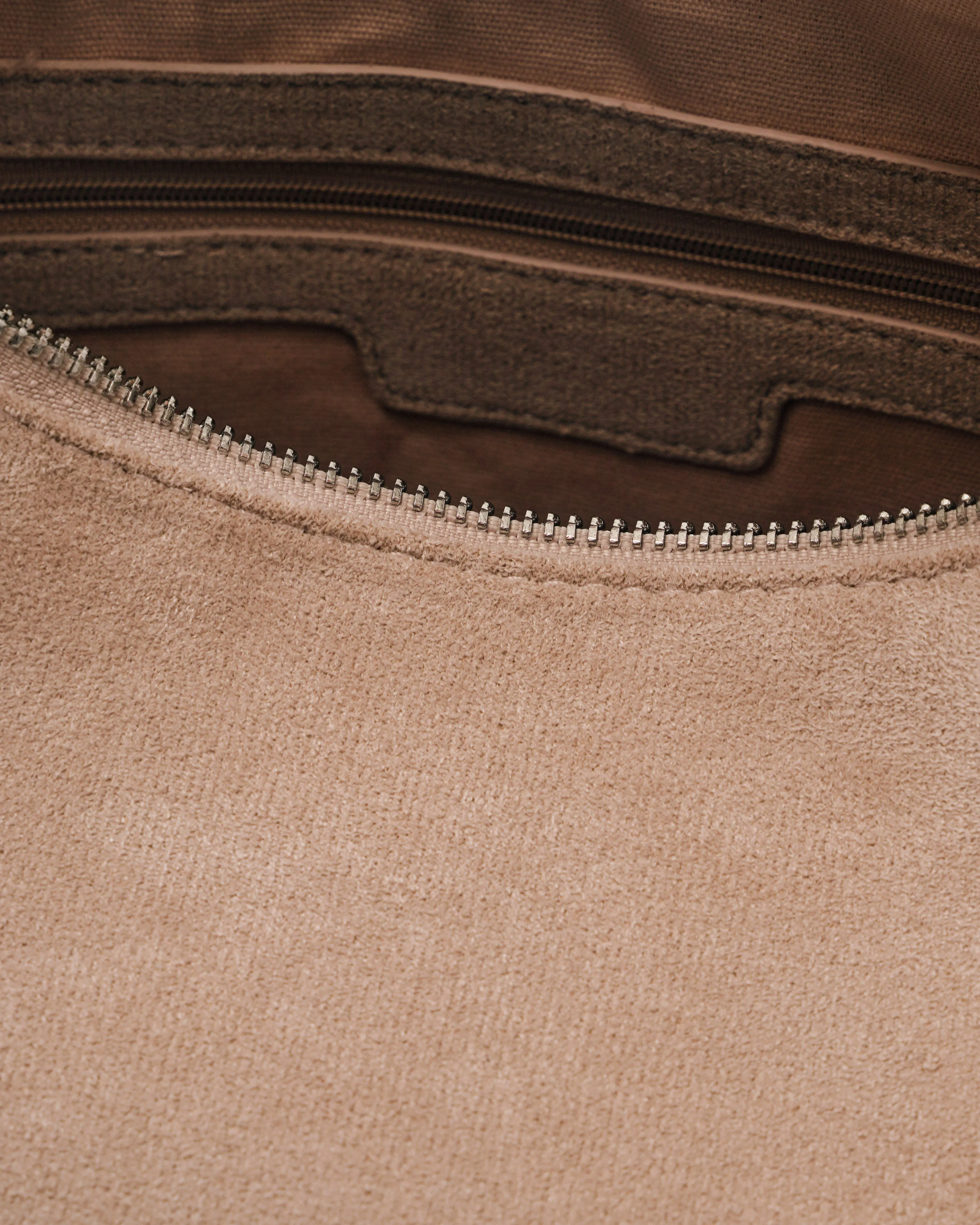 [ON HAND] Medium Hobo Bag in Suede Sand
