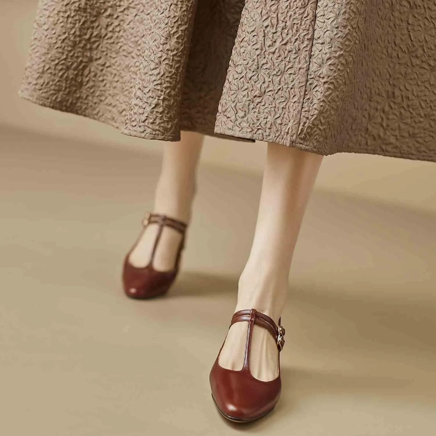 Womens T-Strap Mary Janes Leather Pumps, Retro Glossy Pointed Toe with Adjustable Buckle Mid Chunky Heel Dress Shoes