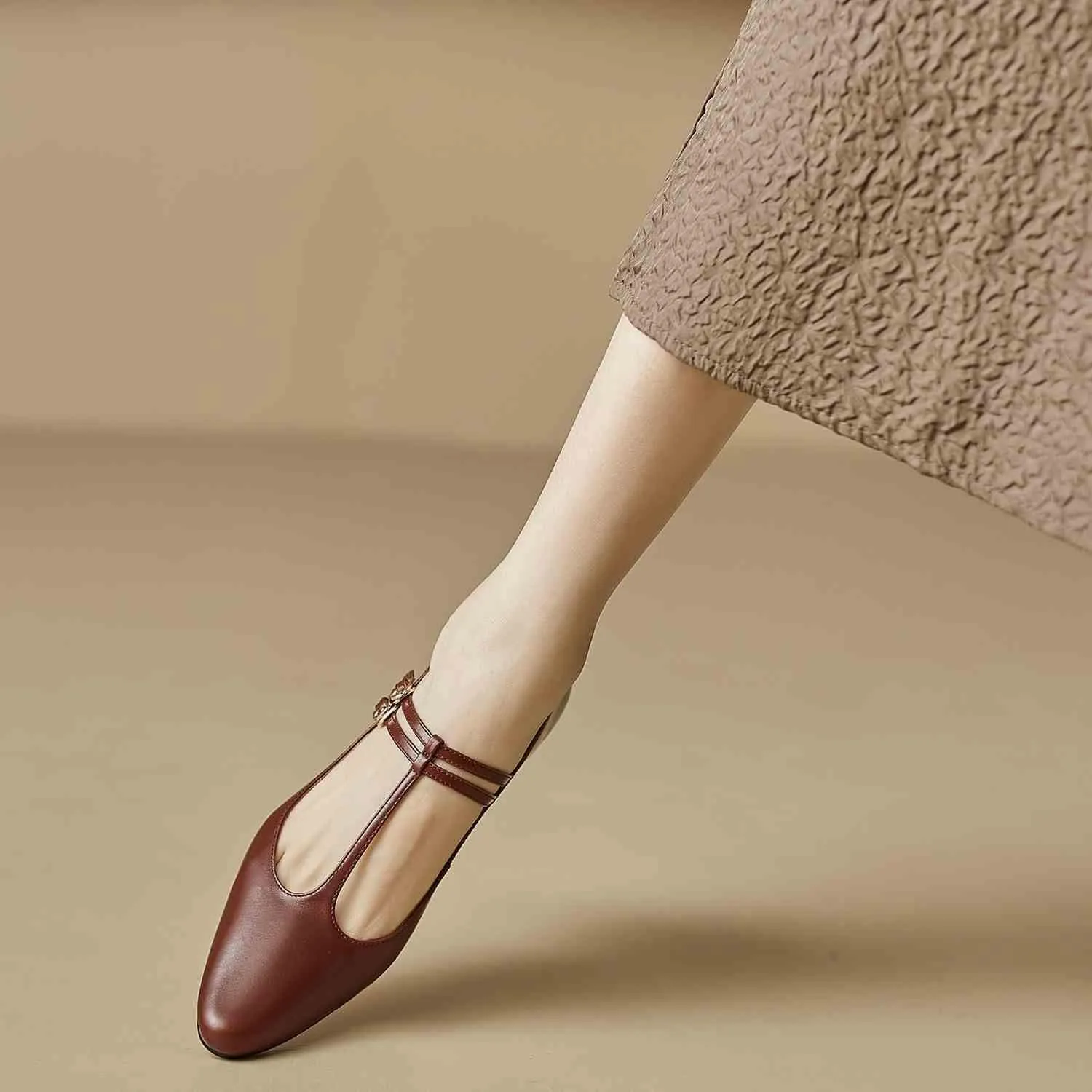 Womens T-Strap Mary Janes Leather Pumps, Retro Glossy Pointed Toe with Adjustable Buckle Mid Chunky Heel Dress Shoes