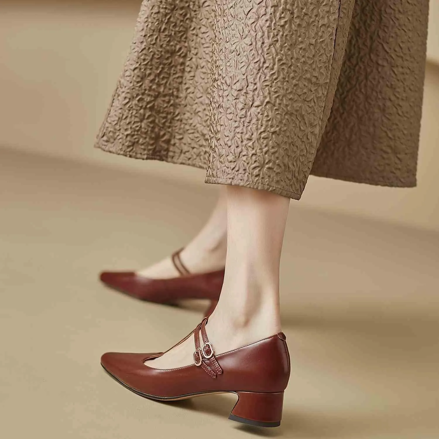 Womens T-Strap Mary Janes Leather Pumps, Retro Glossy Pointed Toe with Adjustable Buckle Mid Chunky Heel Dress Shoes