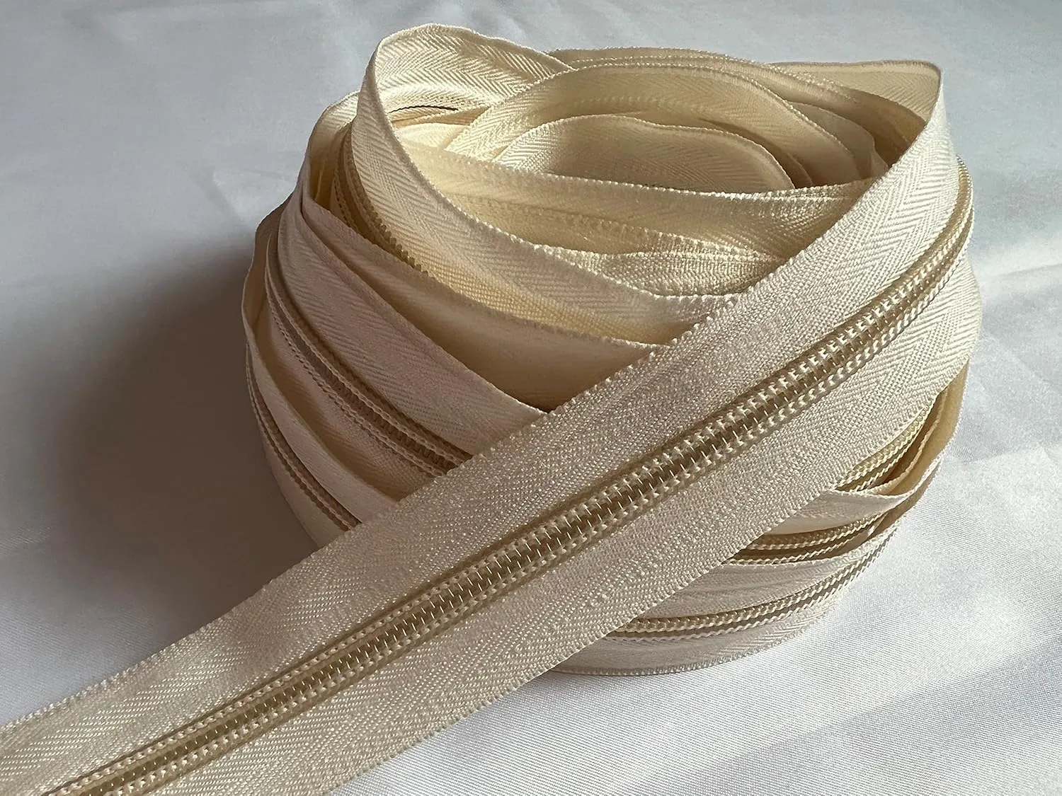 ZMCHNICY Zippers for Sewing,5# Off White Nylon Coil Zipper by The Yard Zipper Tape Bulk 10 Yards with 20PCS Sliders for Bags Luggage DIY Tailor Sewing Crafts (Off White)